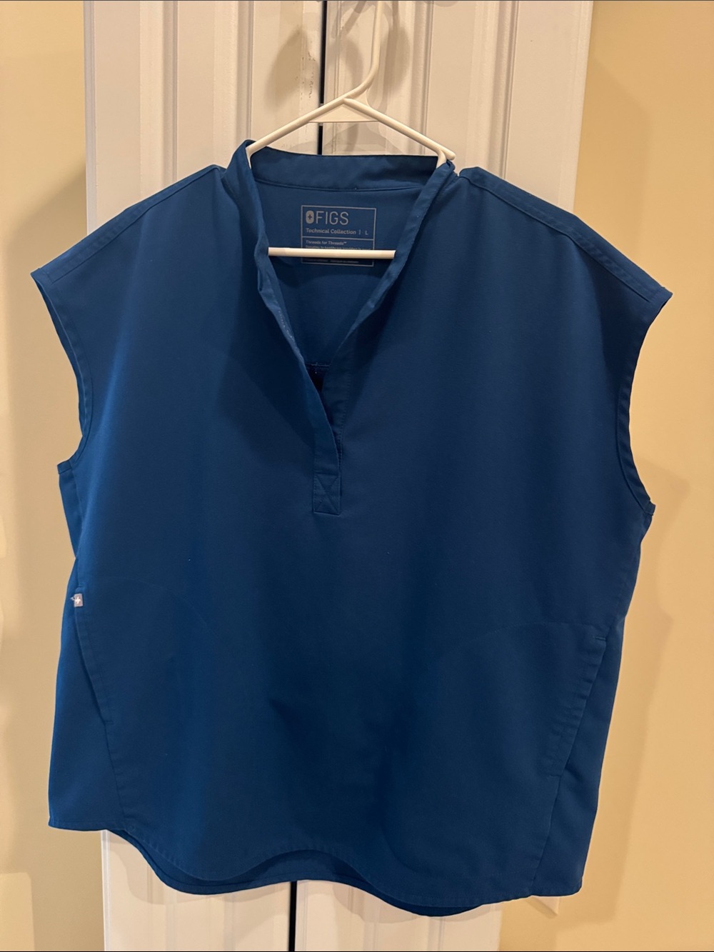 FIGS Women's Sleeveless Scrub Top - Royal Blue
